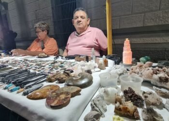 Hermosillo: Cruz Armando tiene un cuarto de siglo como tallador de piedras