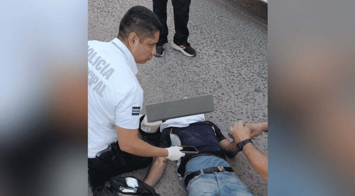 Policía auxilia a hombre accidentado Policía auxilia a hombre accidentado
