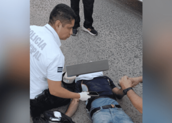Policía auxilia a hombre accidentado