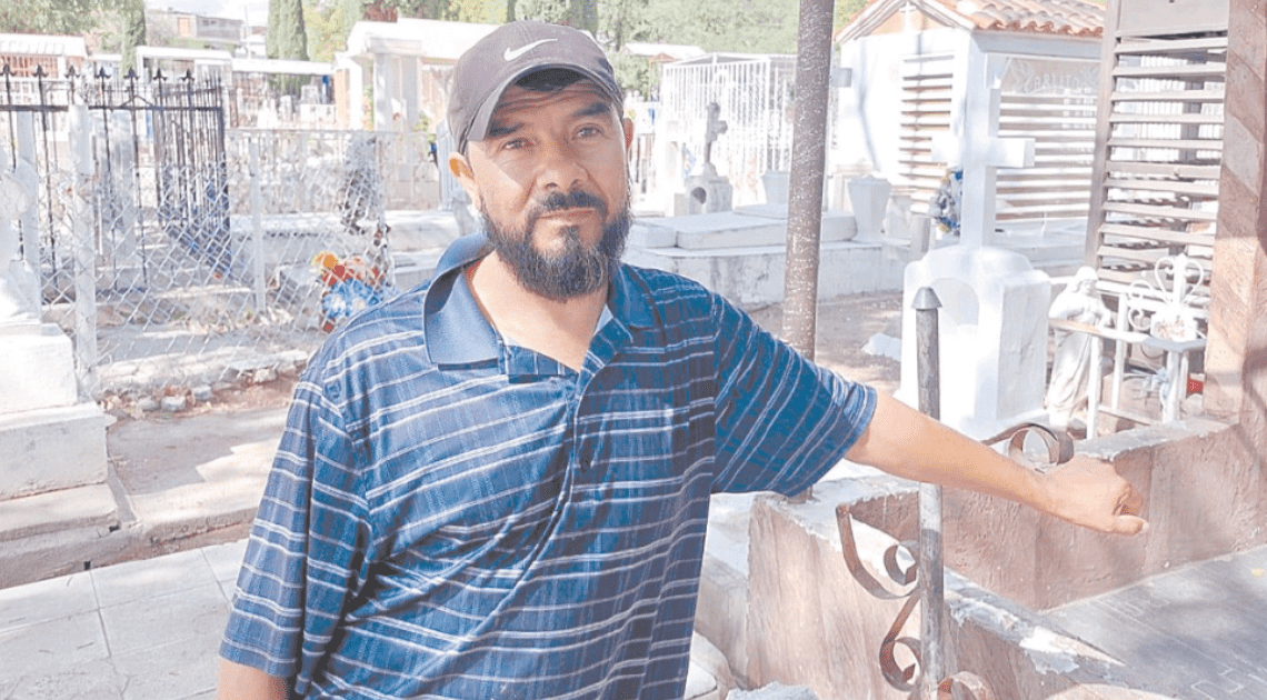 Familia de sepultureros prepara la última morada de muchos Nogalenses