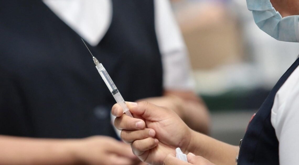 Recomiendan a papás inmunizarse contra Covid-19 ante falta de vacunas pediátricas