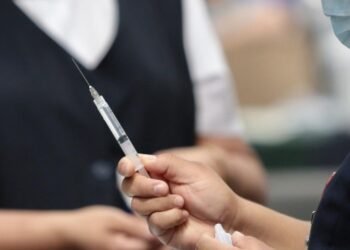 Recomiendan a papás inmunizarse contra Covid-19 ante falta de vacunas pediátricas