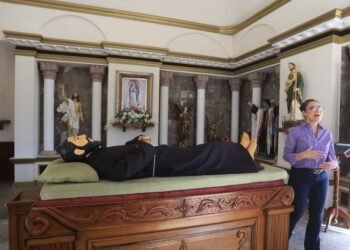 Manifiesta familia de Hermosillo devoción por el “Santo de los milagros” con replica de la capilla de Santa María Magdalena