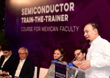 Promueve Gobernador de Sonora capacitación de jóvenes en semiconductores