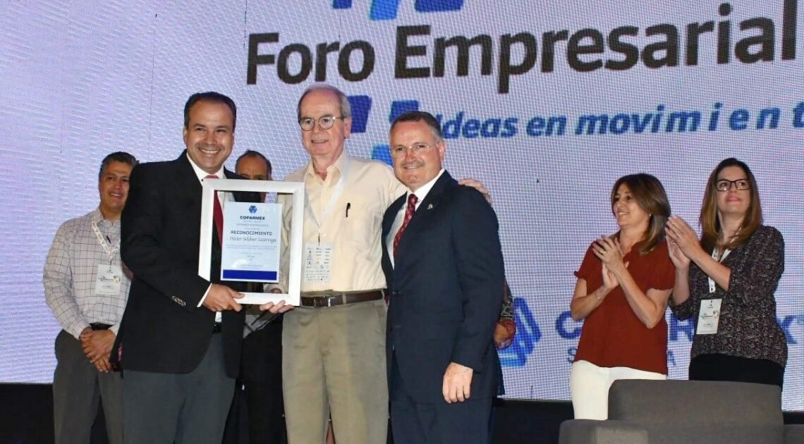 Entrega Astiazarán reconocimiento a Héctor Seldner
