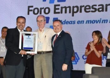 Entrega Astiazarán reconocimiento a Héctor Seldner