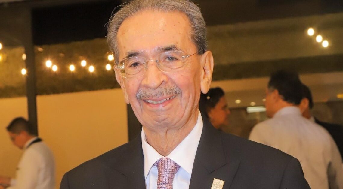 Celebra 60 años como médico dando salud y esperanza