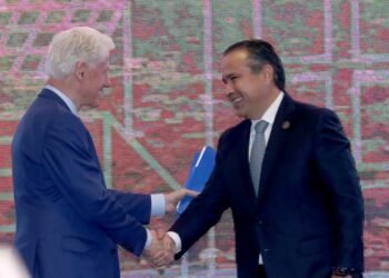 Hermosillo avanza en el futuro de la energía solar: Bill Clinton