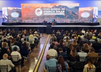 Puede ser México centro de producción de energía solar: Clinton