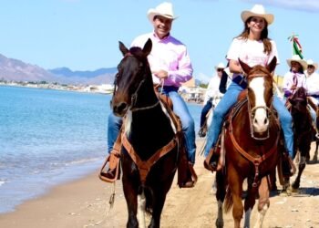 Alcalde de Hermosillo y su esposa cabalgan contra el cáncer
