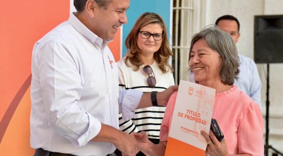 Astiazarán entrega títulos de propiedad a 38 familias más