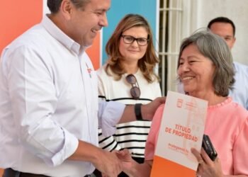 Entrega “Toño” Astiazarán títulos de propiedad a 38 familias más
