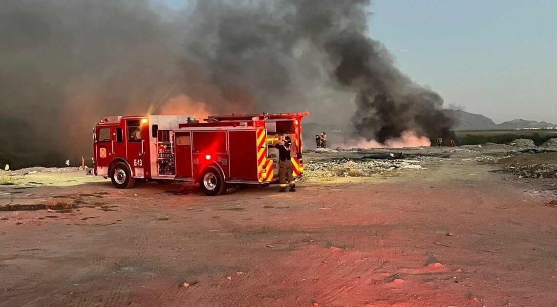 Bomberos de Hermosillo intentan apagar incendio en colonia Amapolas