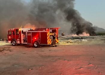Bomberos de Hermosillo intentan apagar incendio en colonia Amapolas