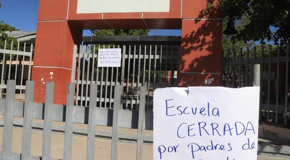 Padres de familia cierran escuela primaria y se manifiestan debido a la falta de agua Padres de familia cierran escuela primaria y se manifiestan debido a la falta de agua