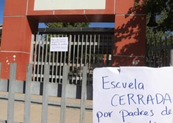 Padres de familia cierran escuela primaria y se manifiestan debido a la falta de agua