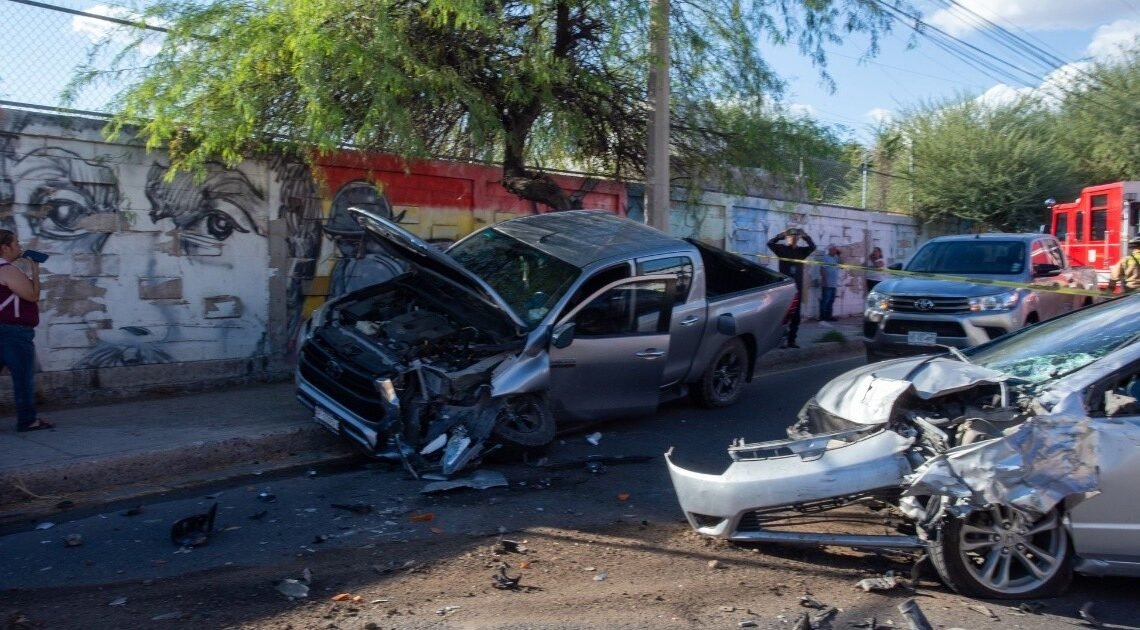 Choque en la colonia Modelo de Hermosillo deja a dos conductores heridos