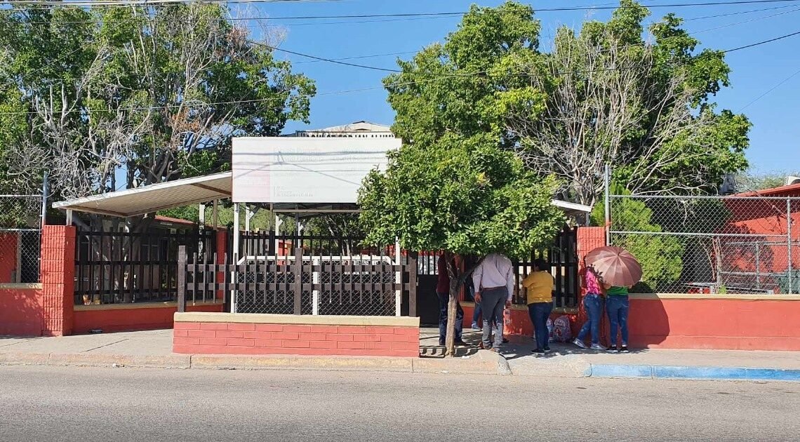 Padres de familia toman instalaciones de Escuela Primaria Ejército Mexicano en protesta por problemas del plantel