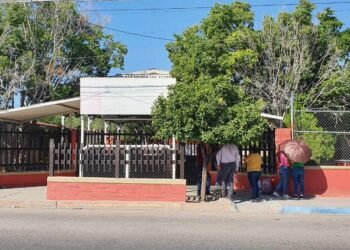 Padres de familia toman instalaciones de Escuela Primaria Ejército Mexicano en protesta por problemas del plantel