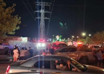 Hombre permanece en la cima de una torre de CFE en Hermosillo durante más de 6 horas
