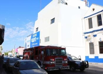 Atiende protección civil, junto con corporaciones y bomberos, incendio en edificio de Telmex