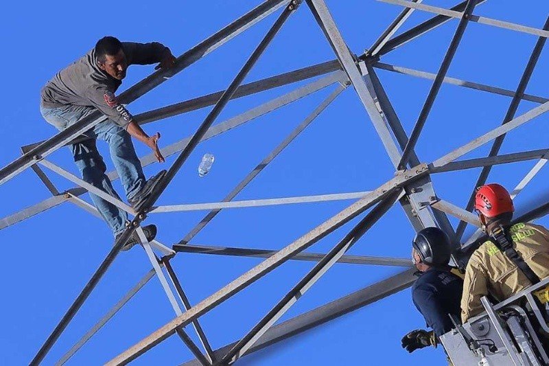 Tras permanecer varias horas en la parte superior de la torre, el hombre comenzó a experimentar sed. FOTO: Eleazar Escobar
