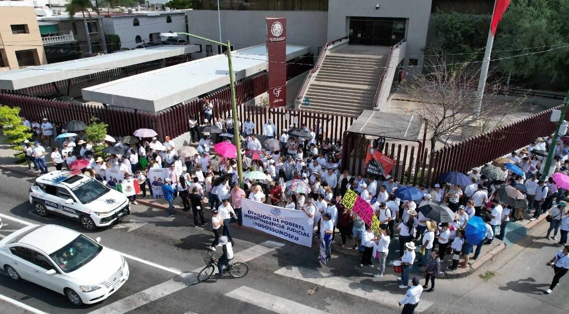 Protestan trabajadores del Poder Judicial en Hermosillo: “Es injusto que nos digan flojos”, manifiestan