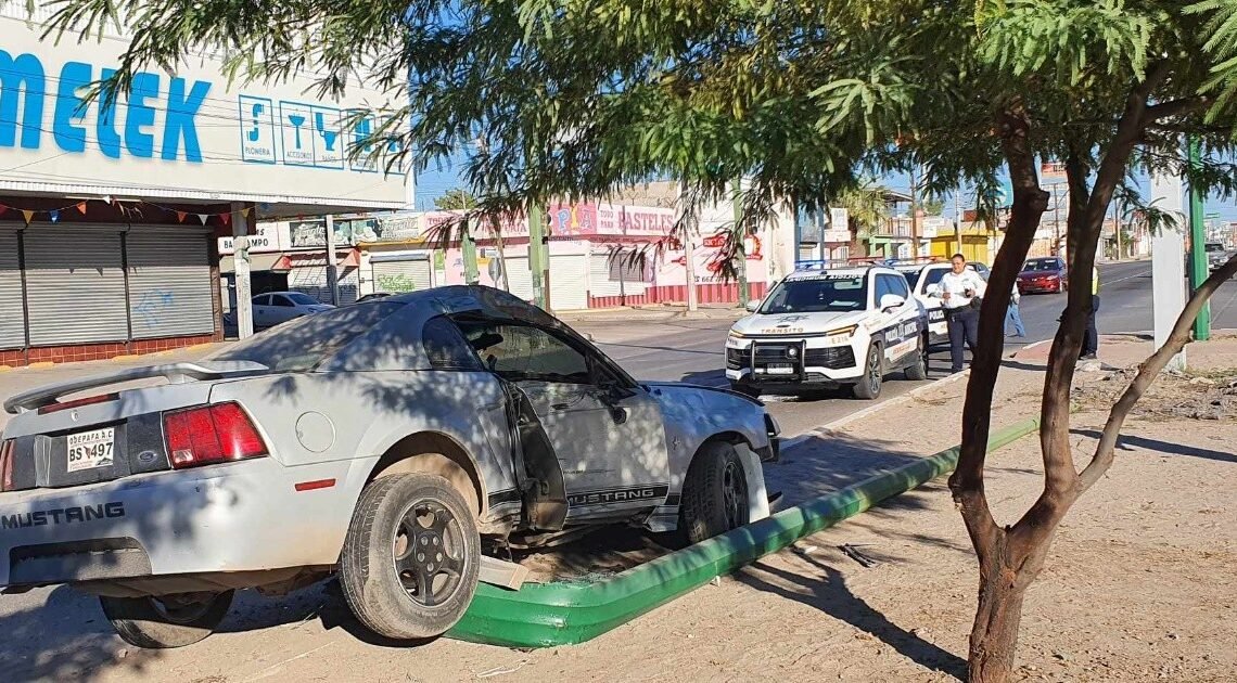 Choca vehículo contra poste de alumbrado público en Hermosillo