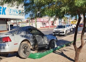 Choca vehículo contra poste de alumbrado público en Hermosillo