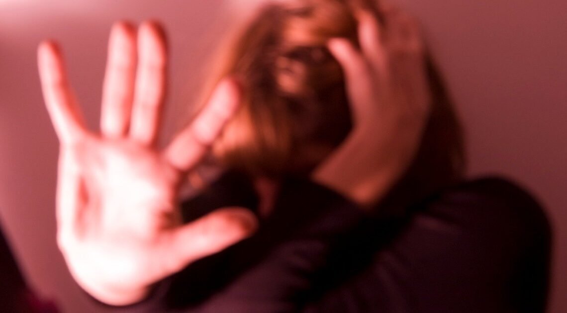 Hombre de 52 años arrestado por atacar a su hermana en Bahía de Kino