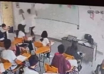 Alumno de secundaría ataca a su maestra con arma blanca