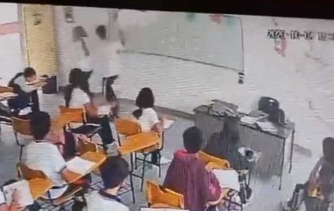 Alumno de secundaría ataca a su maestra con arma blanca Alumno de secundaría ataca a su maestra con arma blanca