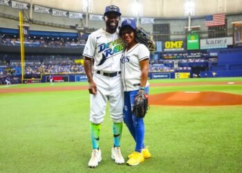 Emotivo lanzamiento de la madre de Arozarena en MLB