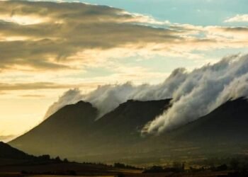 Hermoso Despertar en Hermosillo: Montañas Envueltas en Nubes Mágicas
