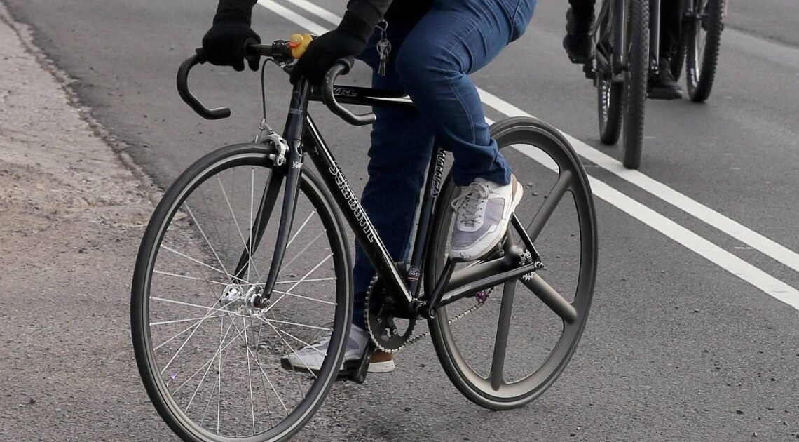 Operadora de la Línea 09 le “echa el camión encima” a un ciclista en Bulevar Kino