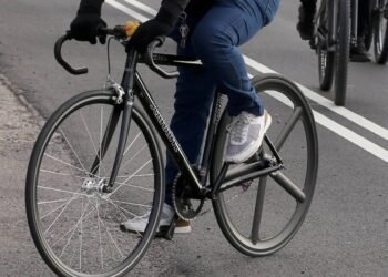 Operadora de la Línea 09 le “echa el camión encima” a un ciclista en Bulevar Kino