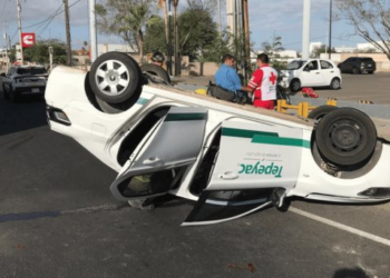 Aparatoso accidente deja un auto volcado al poniente de Hermosillo