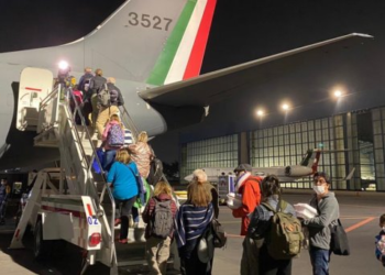 Aviones de la FAM regresan con mexicanos rescatados de Israel
