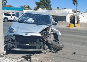 Aparatoso choque deja grandes daños materiales en la colonia Centenario
