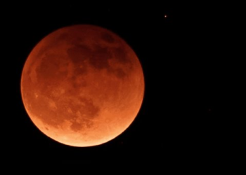 ¿Cuándo y a qué hora ver el eclipse lunar parcial este sábado?