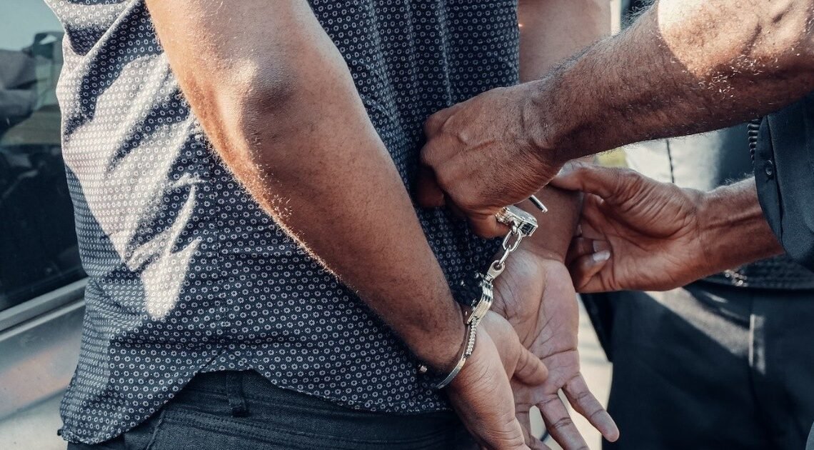 Instituciones de seguridad detienen a persona con orden de aprehensión tras persecución en Hermosillo