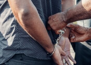 Instituciones de seguridad detienen a persona con orden de aprehensión tras persecución en Hermosillo
