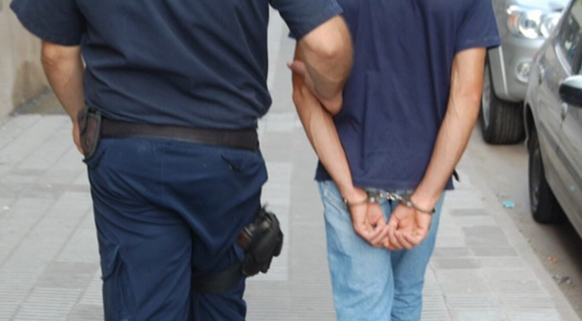Detienen a joven por ser portador de sustancias ilícitas entre calles José Healy y José Obregón, Hermosillo Detienen a joven por ser portador de sustancias ilícitas entre calles José Healy y José Obregón, Hermosillo