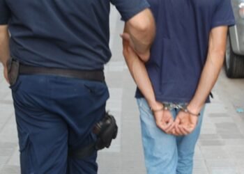 Detienen a joven por ser portador de sustancias ilícitas entre calles José Healy y José Obregón, Hermosillo