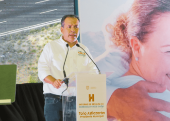 Entrega alcalde iluminación LED en campo deportivo