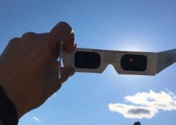 Lo que no debes hacer para observar el eclipse solar