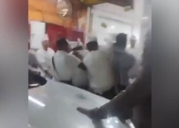Empleados de una taquería propinan golpiza a clientes; detienen a uno