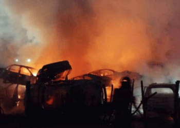 Incendio durante la madrugada del miercoles acaba con decenas de autos