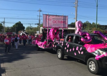 Marchan en conmemoración por la lucha contra el cáncer de mama