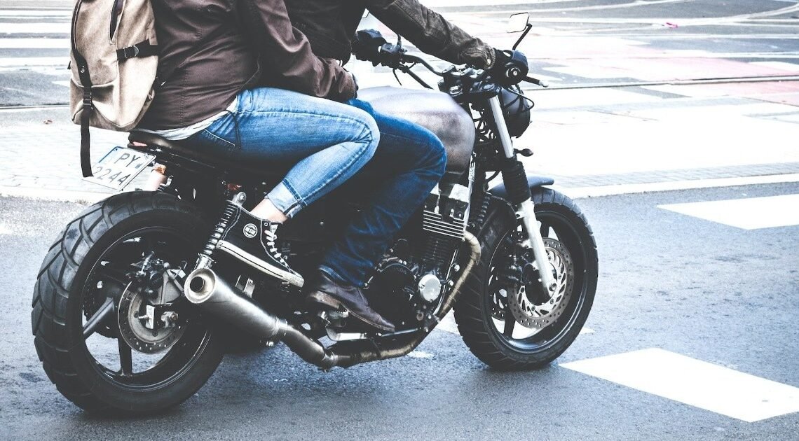Detienen a un hombre por conducir motocicleta con reporte de robo en la colonia El Encanto